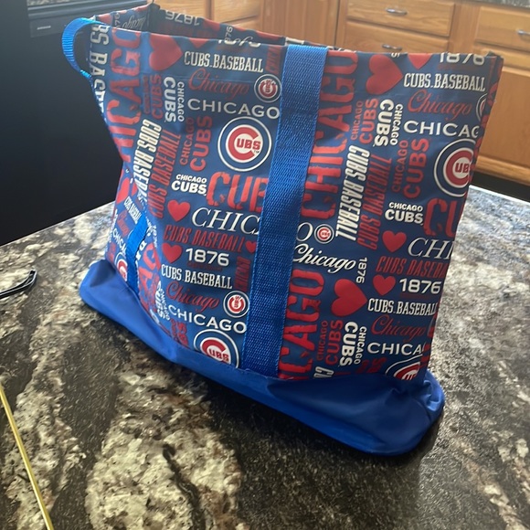 Cubs carrying bag it is 16 long 13 1/2 tall - Picture 5 of 6